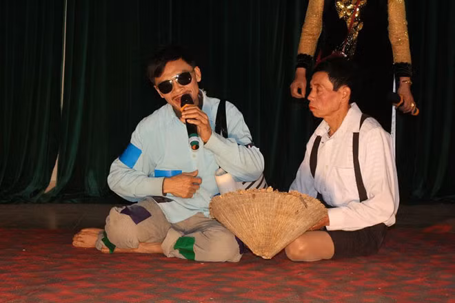 Trích đoạn diễn của những nghệ sĩ chèo không chuyên làng Ngọc Khám. Trích đoạn diễn của những nghệ sĩ chèo không chuyên làng Ngọc Khám.