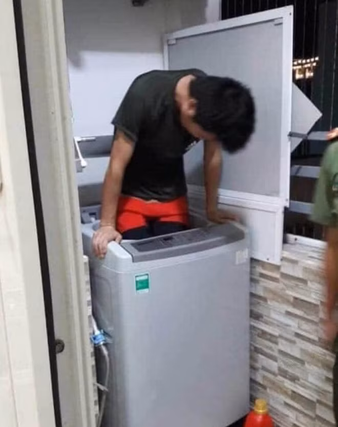 Một người Trung Quốc nhập cảnh trái phép trốn vào máy giặt khi Công an TP Đà Nẵng kiểm tra nơi lưu trú.
