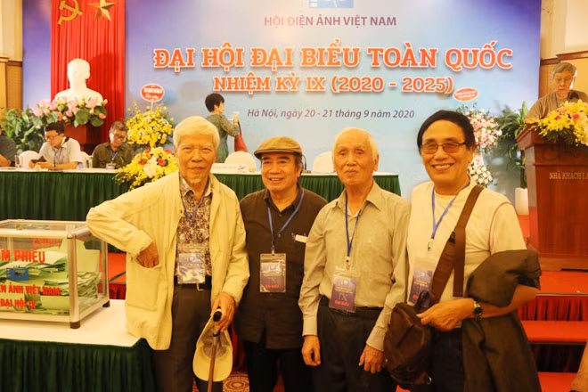 Các nghệ sĩ chụp ảnh lưu niệm.