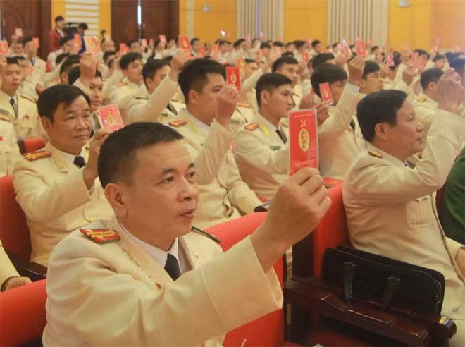 Các đại biểu biểu quyết về các nội dung trong chương trình Đại hội.