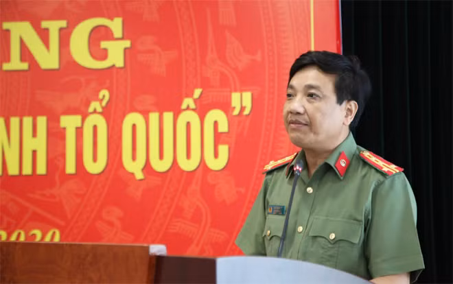 Đại tá Hồ Văn Tứ, Phó Giám đốc Công an tỉnh phát biểu bế mạc buổi lễ. Ảnh: Mạnh Cường