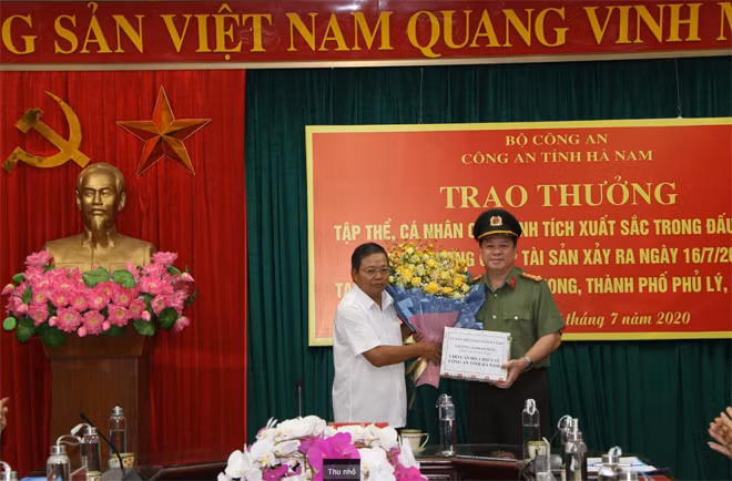Đồng chí Nguyễn Xuân Đông – Phó Bí thư Tỉnh ủy, Chủ tịch UBND tỉnh Hà Nam trao thưởng cho Công an tỉnh. Đồng chí Nguyễn Xuân Đông – Phó Bí thư Tỉnh ủy, Chủ tịch UBND tỉnh Hà Nam trao thưởng cho Công an tỉnh.