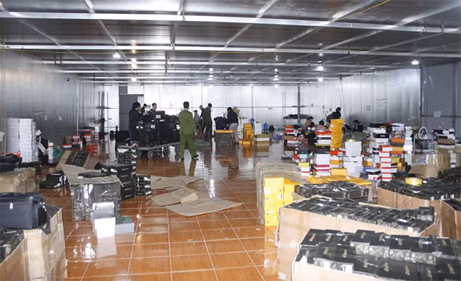 Toàn cảnh kho hàng tại địa chỉ 145 Hoàng Diệu, phường Lào Cai. Toàn cảnh kho hàng tại địa chỉ 145 Hoàng Diệu, phường Lào Cai.