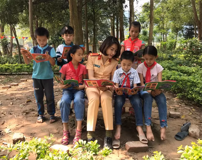 CSGT Công an Lạng Sơn tuyên tuyền Luật giao thông đường bộ cho các em học sinh.
