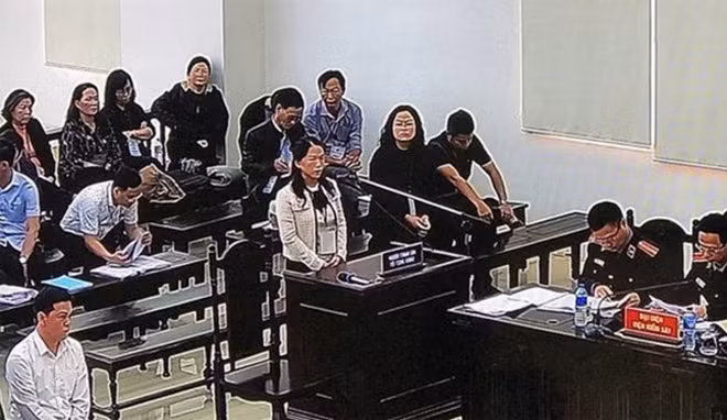 Và vợ Vũ là bà Nguyễn Thị Hiền (áo trắng đứng).