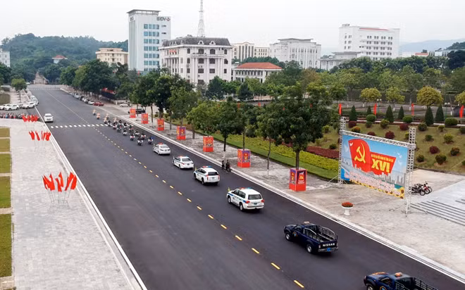 Các lực lượng Công an tỉnh diễu hành trên một số tuyến đường chính trên địa bàn thành phố Lào Cai.