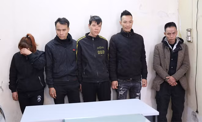 Các đối tượng cùng tang vật tại cơ quan Công an.