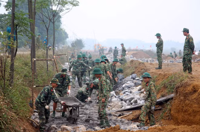 Các đơn vị quân đội xây dựng tường rào sân bay Miếu Môn.