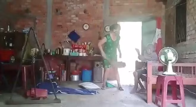 Hình ảnh người con gái hành hạ, chửi mắng, đổ chất bẩn lên người mẹ già yếu.