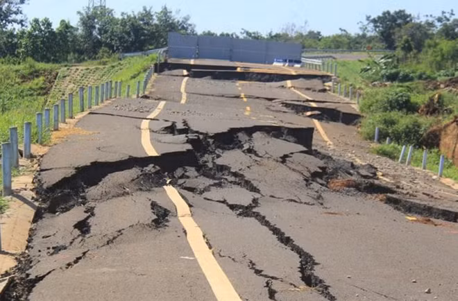 Đường tránh 250 tỷ bắt đầu hư hỏng, sụt lún từ tháng 9/2019.