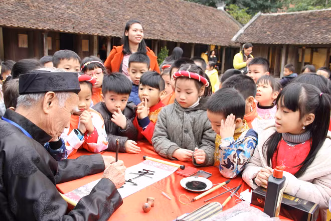 Thay vì coi trọng ăn Tết như xưa, người Việt hiện nay lại chuyển sang chơi Tết.