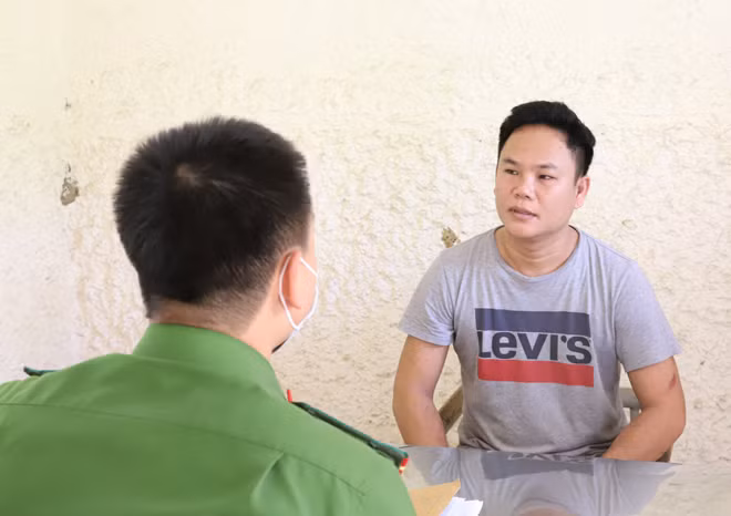 Cơ quan Công an lấy lời khai đối tượng Trần Công Khanh.