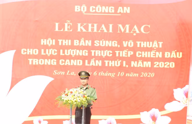Thiếu tướng Nguyễn Ngọc Toàn, Cục trưởng Cục công tác đảng và công tác chính trị, Bộ Công an phát biểu khai mạc hội thi.