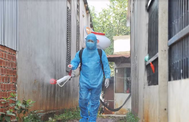 Cán bộ y tế xã Đắk Nhau, huyện Bù Đăng phun xịt hóa chất khử khuẩn khu dân cư phòng ngừa dịch bệnh bạch hầu ngày 25/7.