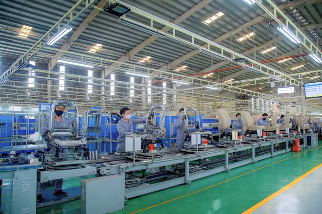 Hoạt động lắp ráp ghế xe du lịch tại nhà máy ghế ô tô.
