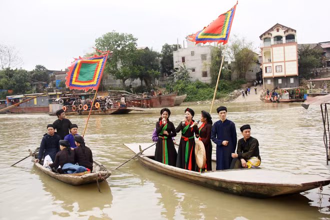 Hát dân ca quan họ trên sông Cầu.