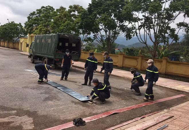Cán bộ, chiến sỹ Công an tỉnh Điện Biên chuẩn bị vật liệu xây dựng làm nhà cho dân.