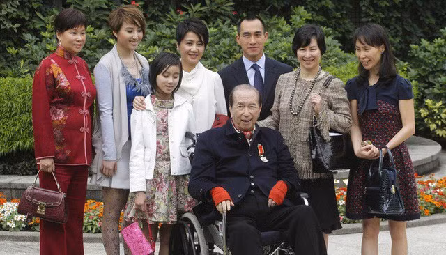 Stanley Ho cùng gia đình khi còn sống. Ảnh CNN.