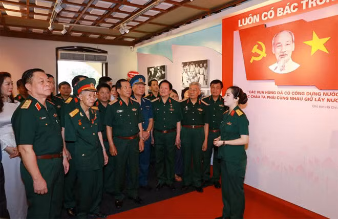 Các đại biểu tham quan triển lãm ngày 15/5. Các đại biểu tham quan triển lãm ngày 15/5.