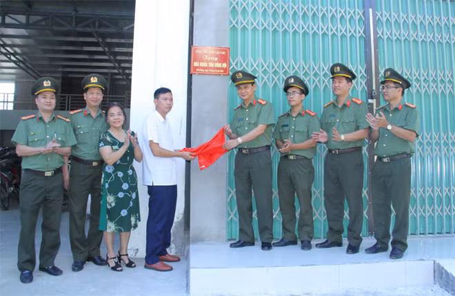 Đại tá Lưu Hồng Quảng - Giám đốc Công an tỉnh cùng chính quyền địa phương cắt băng khánh thành.