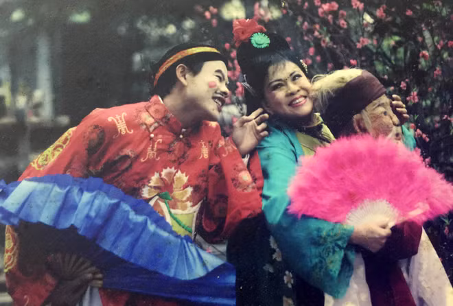 Nghệ sĩ nhân dân Đàm Liên với vai “Ông già cõng vợ đi xem hội”.