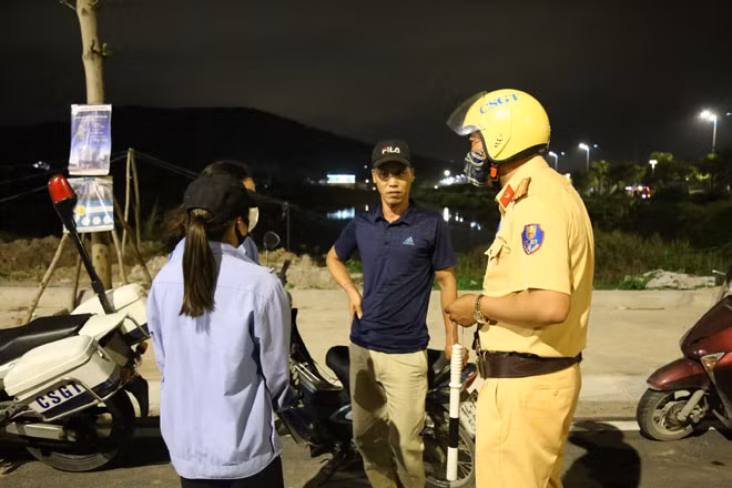 CSGT tăng cường tuyên truyền để người dân không uống rượu bia khi tham gia giao thông.