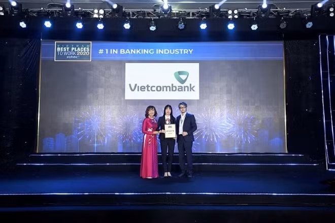 Đại diện Vietcombank, bà Phan Thị Thanh Tâm – Phó trưởng Văn phòng đại diện Khu vực phía Nam (đứng giữa) nhận chứng nhận từ Ban tổ chức.