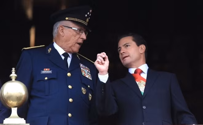 Cựu Tổng thống Mexico Enrique Pena Nieto và cựu Bộ trưởng Quốc phòng Cienfuegos Zepeda. Ảnh: Getty