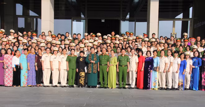 Phó Chủ tịch Thường trực Quốc hội Tòng Thị Phóng và các đại biểu tại buổi gặp mặt.