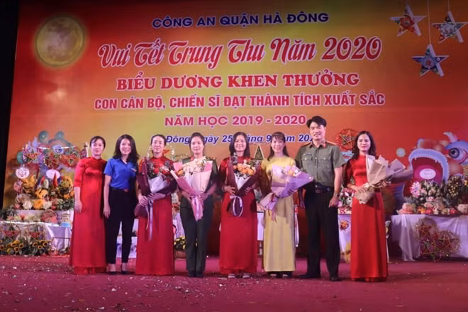 Thiếu Tá Bùi Nhật Quang- Phó trưởng CAQ tặng hoa chúc mừng các nhóm đạt giải trình bày trung thu đẹp nhất.
