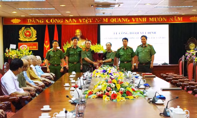 Đại tá Phạm Hồng Tuyến Giám đốc Công an tỉnh trao quyết định và tặng hoa chúc mừng đồng chí Thiếu tá Nguyễn Hữu Đức. Đại tá Phạm Hồng Tuyến Giám đốc Công an tỉnh trao quyết định và tặng hoa chúc mừng đồng chí Thiếu tá Nguyễn Hữu Đức.