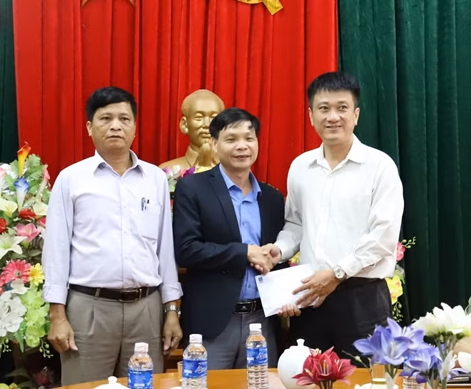 Trao tặng 100 triệu đồng cho xã Hương Giang.