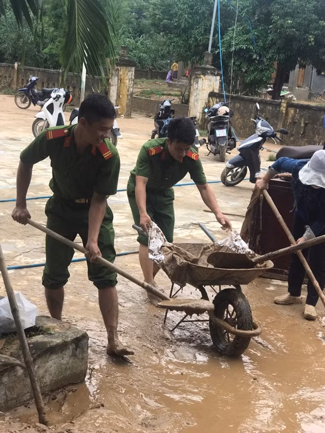 Công an Cam Lộ giúp dân khắc phục hậu quả lũ lụt.