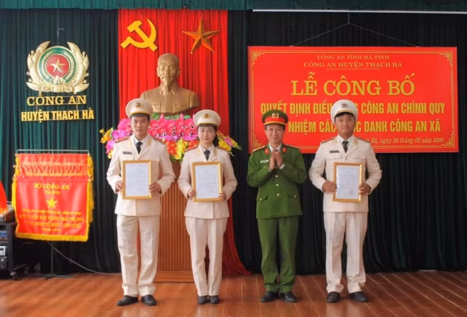Trung úy Nguyễn Thị Kiều Trinh nhận quyết định công tác về xã.