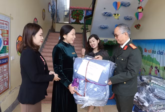 Trao tặng 60 chăn ấm cho trường mầm non xã Hương Giang.