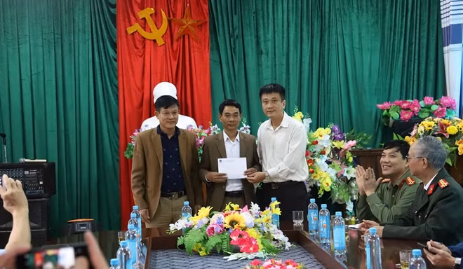 Đại diện tổng Công ty vận tải dầu khí Việt Nam tặng 50 triệu đồng cho xã Hà Linh, huyện Hương Khê.