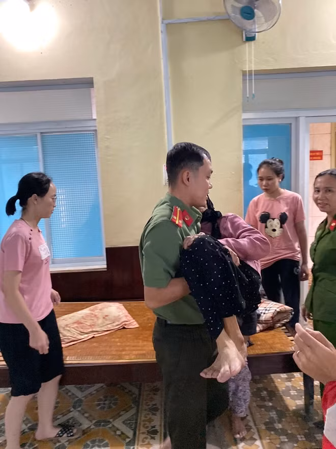Công an Cam Lộ đưa người già, trẻ nhỏ về trụ sở của đơn vị trú tránh lũ, ăn uống đảm bảo.