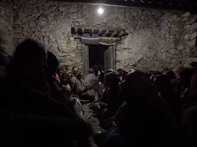 Dân làng Trok đang đợi tắm tẩy trần tại Tam Đại Tự.