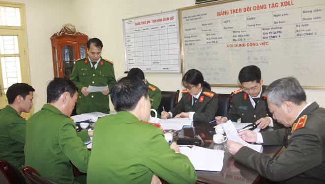 Thiếu tá Nguyễn Hồng Hải, Bệnh xá trưởng Trại tạm giam số 1 Công an Hà Nội báo cáo với Đoàn công tác. Thiếu tá Nguyễn Hồng Hải, Bệnh xá trưởng Trại tạm giam số 1 Công an Hà Nội báo cáo với Đoàn công tác.