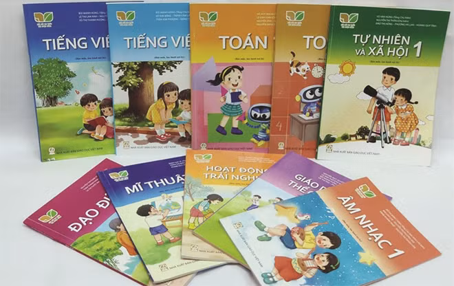 SGK lớp 1 mới áp dụng cho năm học 2020-2021 gồm có 8 môn bắt buộc và 1 môn tự chọn.