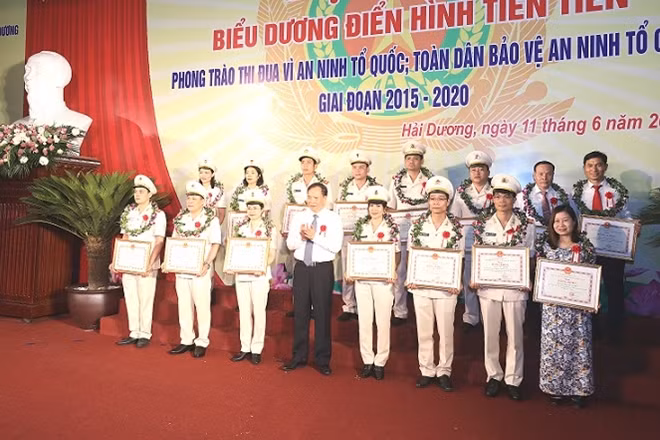 Đồng chí Nguyễn Mạnh Hiển trao Bằng khen của UBND tỉnh Hải Dương cho các tập thể và cá nhân