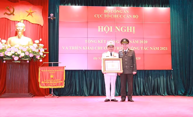 Thừa uỷ quyền của Chủ tịch nước, Bộ trưởng Tô Lâm trao Huân chương quân công tặng Thiếu tướng Nguyễn Quang Chữ, nguyên Phó Tổng cục trưởng Tổng cục Chính trị CAND