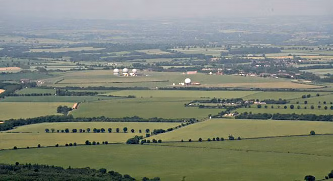 Các mái vòm che thiết bị viễn thông của RAF Croughton ở Northamptonshire.