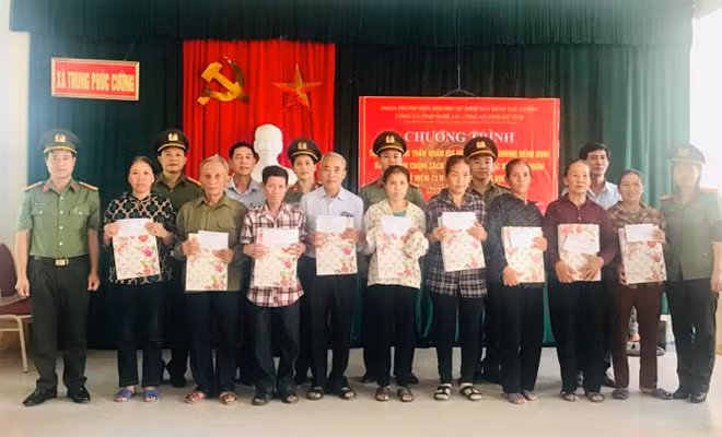 Đoàn Thanh niên, Hội phụ nữ Khối XDLL Công an 2 tỉnh Nghệ An, Hà Tĩnh tặng 10 suất quà tại xã Trung Phúc Cường.