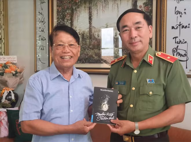 Thứ trưởng Trần Quốc Tỏ, thăm, tặng quà Thiếu tướng Trương Hữu Quốc.