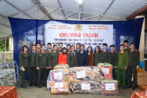 Đoàn công tác Trường Đại học Kỹ thuật – Hậu cần CAND tặng quà cho các trường học tại xã Thải Giàng Phố.