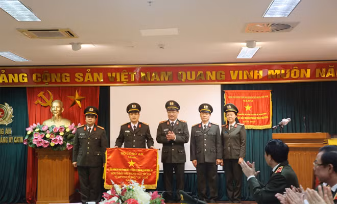 Thứ trưởng Nguyễn Văn Thành trao cờ thi đua năm 2019 của Bộ Công an cho 1 đơn vị thuộc Cơ quan UBKT Đảng ủy CATW. Thứ trưởng Nguyễn Văn Thành trao cờ thi đua năm 2019 của Bộ Công an cho 1 đơn vị thuộc Cơ quan UBKT Đảng ủy CATW.