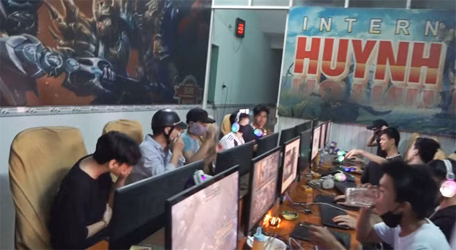 Một cơ sở internet lén lút hoạt động bất chấp lệnh cấm.