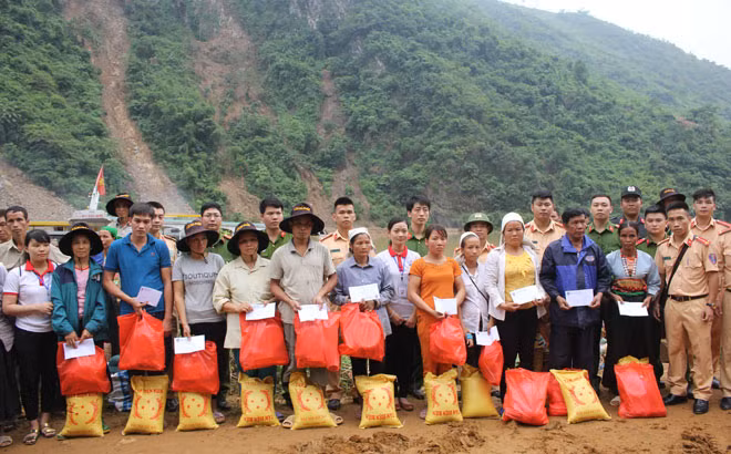 CSGT tặng quà cho các hộ dân bị thiệt hại do mưa lũ.