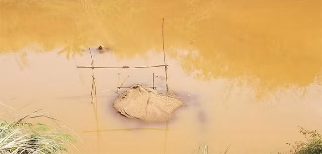 Vị trí hút cát trái phép của các đối tượng ở lòng suối Ia Drang, xã Ia Puch.